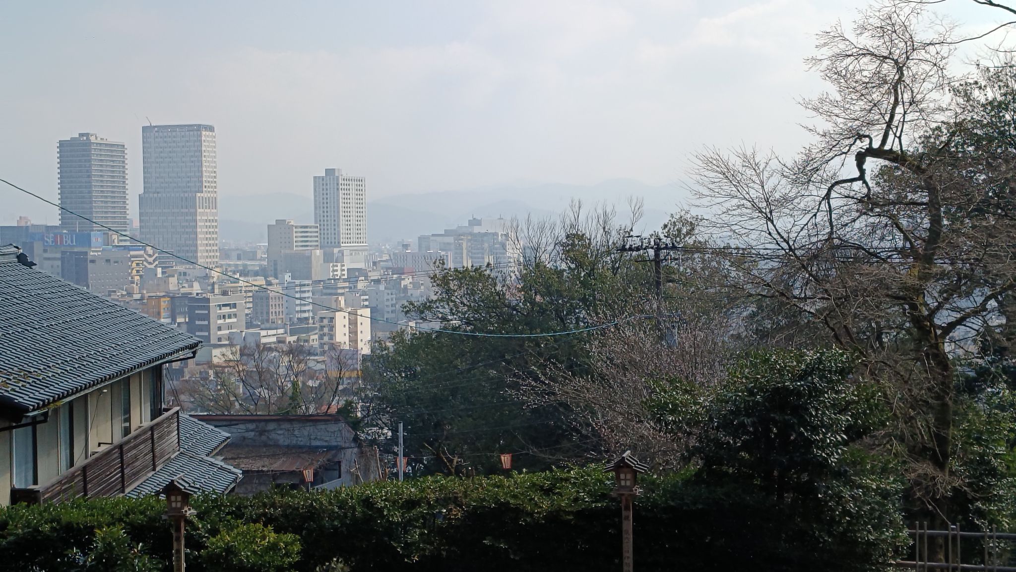 カーラジオで甲子園聴きながら営業中。解説は亜細亜大学で井端弘和とチームメイトだったという人。
ものすごい選手というわけではなかったが、18歳でこれだけ野球知ってるのかと驚いたと。
亜細亜大学の監督がタイムかけたときに言ったのが「どうすんじゃ井端？」（笑）
チームメイトから元気無いと言われ、「セカンドは頭使うから元気出してるヒマなんかないんだよ。元気のいいセカンドは何も考えてないダメなヤツだ！」
そんなんでもWBC負けちゃうんだもんなあ。考え過ぎてるうちにホームランポンポン打たれたからかもしれんけど⚾️