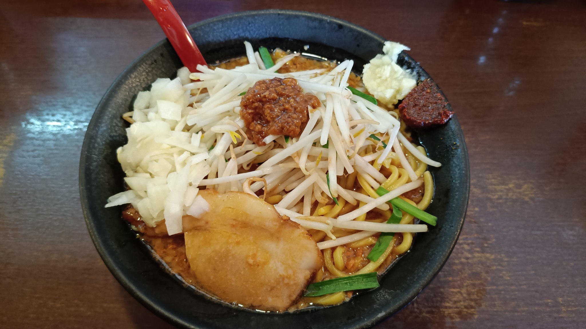 健康診断後のチート飯。天源と迷ったが特盛無料だしベジポタ始まってたので岩本屋へ🍜
平日は小ライス無料なのだが加齢で満腹ラインが低くなってるので見送る。すると店員さんが「後からでもいいですよ〜」と声をかけてくれた。こういう気配り嬉しい♪結局オーダー(^_^;)スープがドロドロなので椀にイン。次回煮玉無料券くれたし、ベジポタシーズン中にもう一回は行こう🐓
店内BGMは社長の趣味でずっとサザン。そういえば昔、北海道に中島みゆきしか音楽流れない旅人宿があったな。もうクローズしたけど、一度行っとくべきだった。。