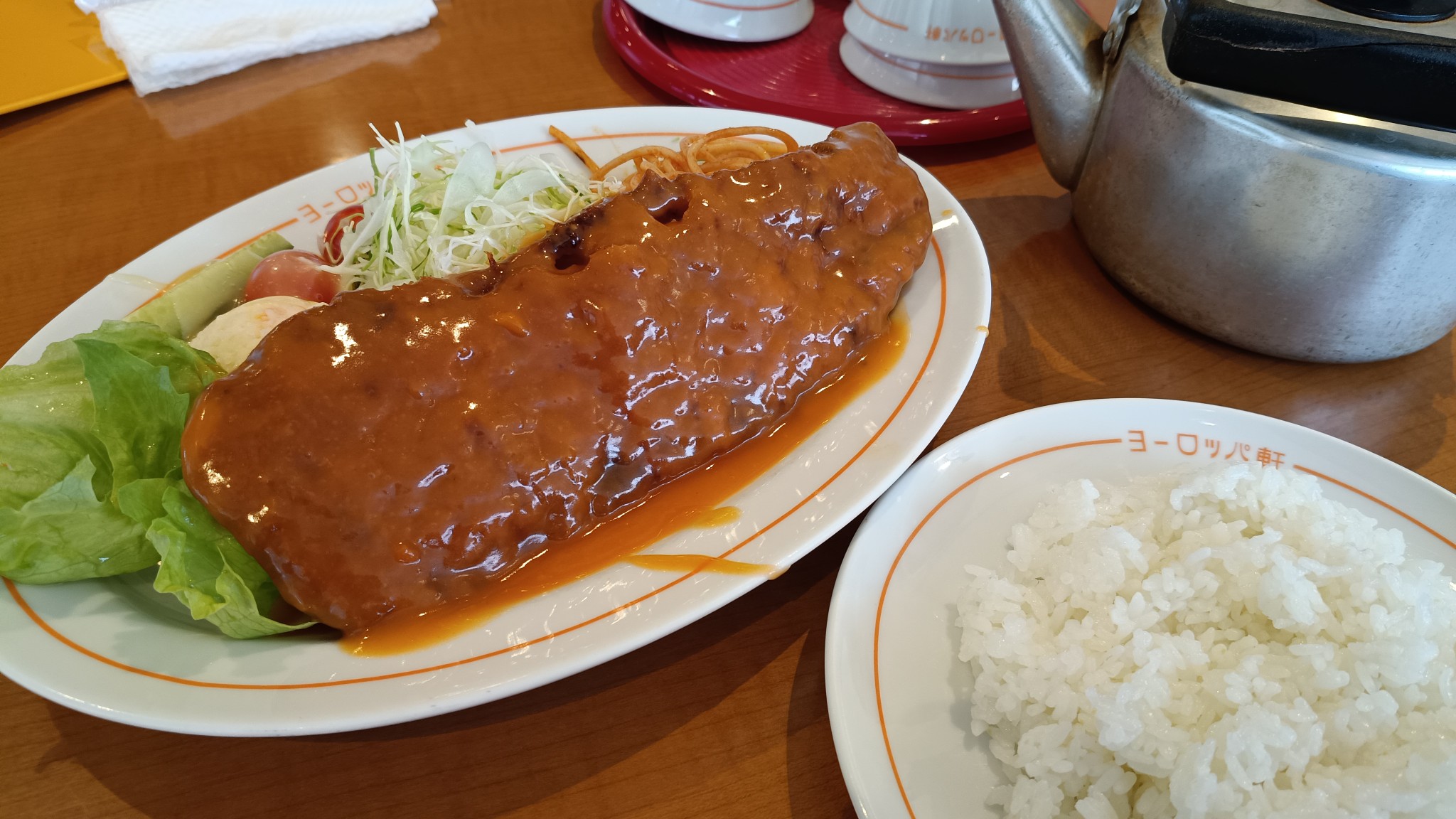 【悲報】
ランチはパ軒で冬季限定カキフライ丼…と思ったらやってない！(´ﾟдﾟ｀)
店長らしき人がやってきて、今年は瀬戸内海の牡蠣が全滅で、少なくとも年内は提供の目処が立ってないとのこと。。まあ特大のサイズだからどこのでもいいという訳にはいかんのだろうな。
数少ない冬の楽しみの1つが…（泣）
代わりにスカロップとライスをオーダー。昭和の洋食。